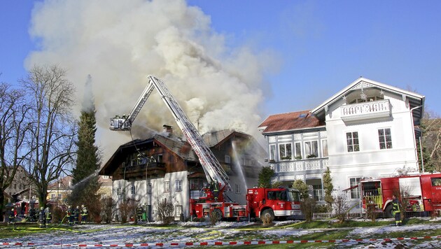 27 Prozent der Feuerwehreinsätze in Oberösterreich galten im Vorjahr - wie hier bei einem Wohnhaus in Mondsee - dem Brandgeschehen. (Bild: manfredfesl.com)