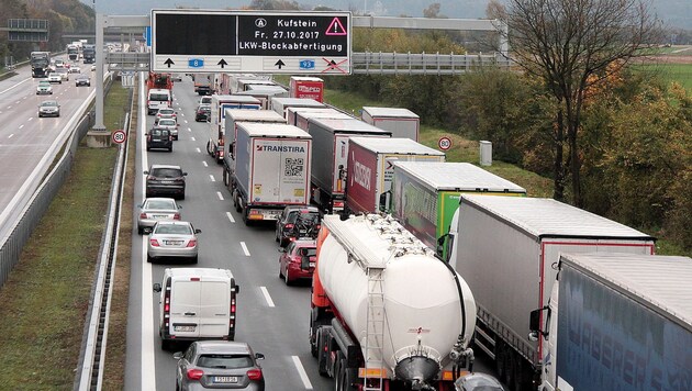 Lastwagen und Fahrzeuge stauen sich auf der Autobahn A8 bei Rosenheim in Richtung Österreich. Bei der Blockabfertigung von Lastwagen an der österreichischen Grenze kommt es in Bayern immer wieder zu längeren Staus. (Bild: APA/dpa/Josef Reisner)
