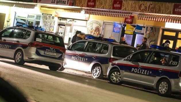 Großeinsatz der Polizei in Wels nach einer Messerstecherei unter zwei Jugendlichen. (Bild: laumat.at)