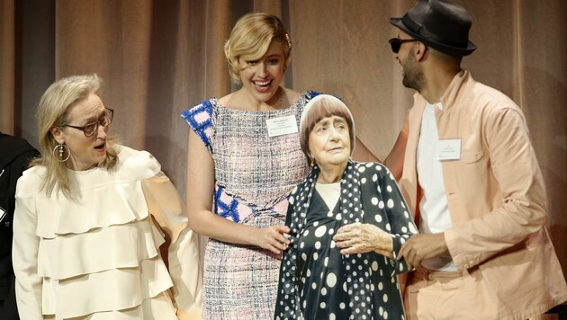 Meryl Streep und Greta Gerwig lachen über den Pappaufsteller von Agnes Varda, den der Filmemacher JR zum "Nominees Luncheon" mitgebracht hat. (Bild: 2018 Invision)