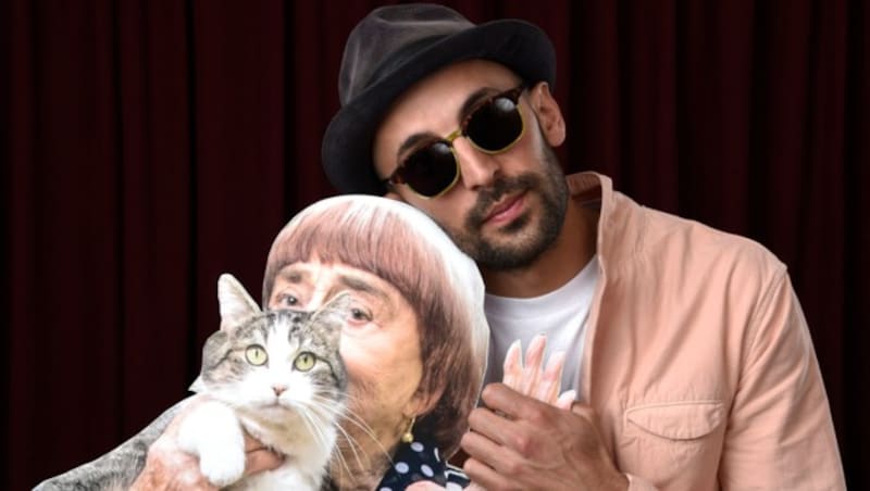 Dokumentarfilmer JR posiert mit einer Pappkarton-Ausgabe seiner Kollegin Agnes Varda. (Bild: 2018 Invision)