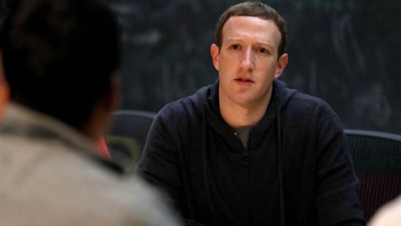 Facebook-Chef Zuckerberg sagte Investoren: „Ich möchte betonen, dass wir Apple verstärkt als einen unserer größten Konkurrenten sehen.“ (Bild: AP)