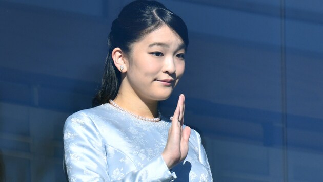 Die japanische Prinzessin Mako winkt zu Neujahr Menschen, die sich vor dem Kaiserpalast in Tokyo versammelt haben. (Bild: AFP or licensors)