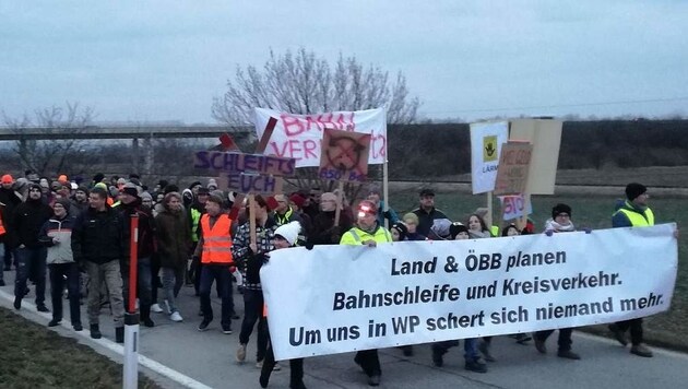 Proteste gegen die Bahnschleife in Wulkaprodersdorf (Bild: Sieglinde Marinits)