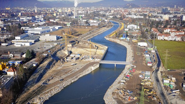 Das Murkraftwerk nimmt immer mehr Gestalt an, die Baustelle reicht bis ins Stadtzentrum (Bild: Energie Steiermark AG)
