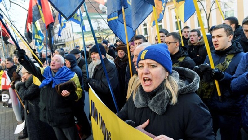 Ukrainische Nationalisten protestieren vor der polnischen Botschaft in Kiew. (Bild: AFP)