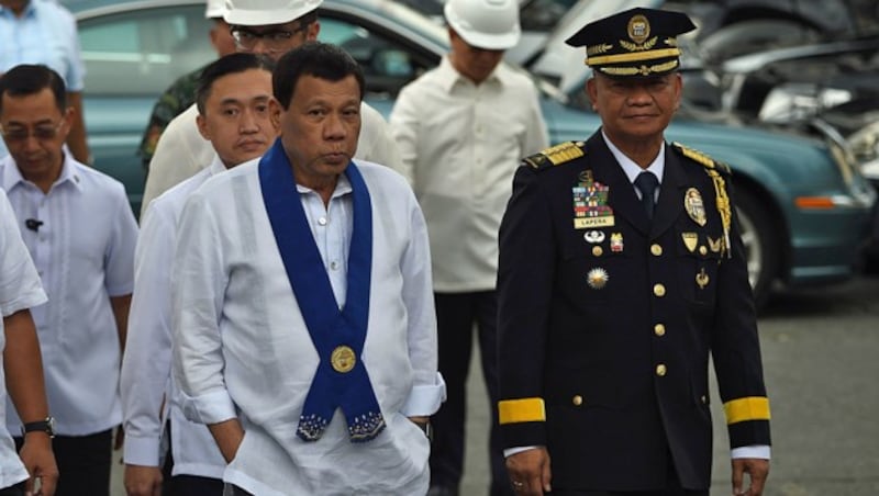 Präsident Rodrigo Duterte schaute sich die Verschrottung der Luxusfahrzeuge persönlich an. (Bild: AFP)