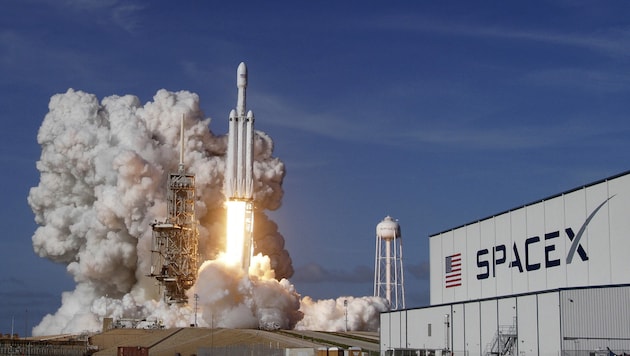 Start einer Falcon-Heavy-Rakete des privaten Raumfahrtunternehmens SpaceX (Bild: Orlando Sentinel)