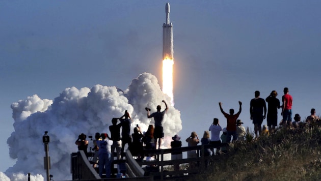 Zuschauer jubeln beim Start der SpaceX-Rakete „Falcon Heavy“. (Bild: Orlando Sentinel)