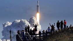 Zuschauer jubeln beim Start der SpaceX-Rakete „Falcon Heavy“. (Bild: Orlando Sentinel)