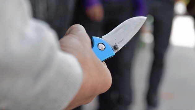 Ein türkischer Jugendlicher (15) bedrohte einen 16-jährigen Deutschen mit einem Messer (Symbolbild). (Bild: mauritius images / imageBROKER / uwe umstätter)