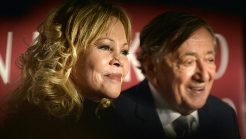 Melanie Griffith mit Richard Lugner bei der Pressekonferenz in der Lugner City (Bild: APA/HERBERT PFARRHOFER)