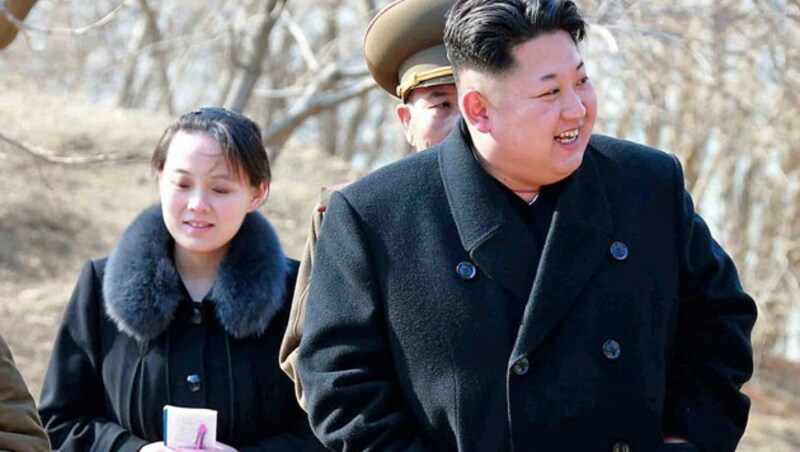 Kim Jong Un und seine Schwester Kim Yo Jong auf einer Aufnahme aus dem Jahr 2015 (Bild: AP)