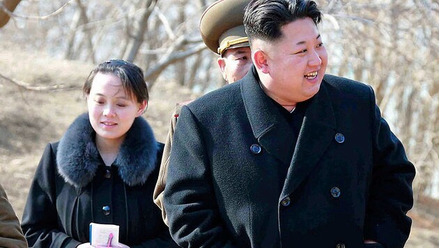 Kim Jong Un und seine Schwester Kim Yo Jong auf einer Aufnahme aus dem Jahr 2015 (Bild: AP)