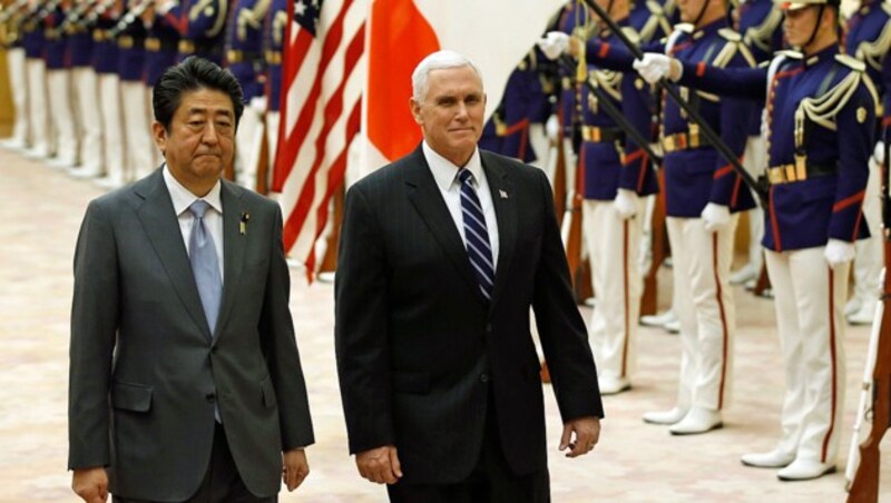 US-Vizepräsident Mike Pence und Japans Regierungschef Shinzo Abe warnen davor, der nordkoreanischen Olympia-Propaganda zu viel Glauben zu schenken. (Bild: AP)