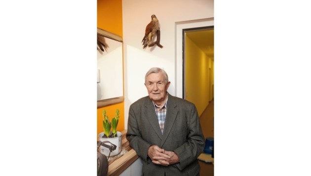 Diesen Falken bekam Falco einst geschenkt. Jetzt bewacht er die Wohnungstür bei Papa Hölzel. (Bild: Reinhard Holl)
