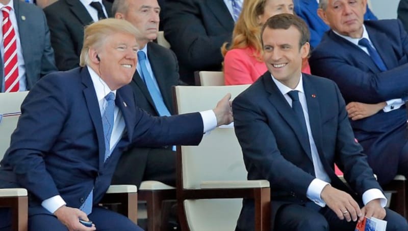 US-Präsident Donald Trump hatte riesengroßen Spaß in Paris. Er strahlte wie ein kleines Kind und scherzte mit Frankreichs Präsident Emmanuel Macron. (Bild: AP)