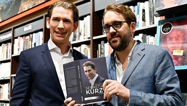 Sebastian Kurz mit Buchautor Paul Ronzheimer (Bild: APA/HANS PUNZ)