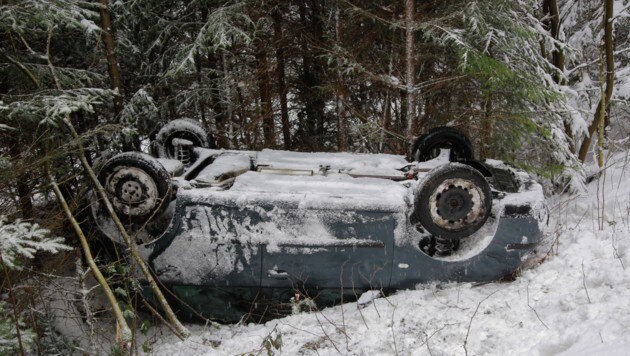 Nach dem Unfall in Lochen blieb das Auto auf dem Dach liegen. (Bild: © Manfred Fesl)