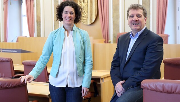 Grünen-Chefin Maria Buchmayr und SPÖ-Klubobmann Christian Makor im Sitzungssaal des OÖ Landtags. (Bild: Land OÖ/Liedl)