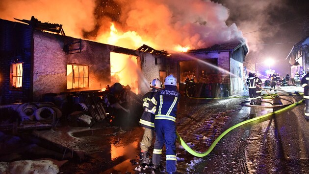 Das Gebäude war nicht mehr zu retten, zehn Feuerwehren löschten. (Bild: BFKDO Schärding)
