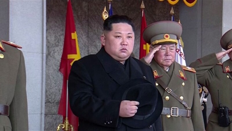 Nordkoreas Diktator Kim Jong Un nimmt die Militärparade in Pjöngjang ab. (Bild: ASSOCIATED PRESS)