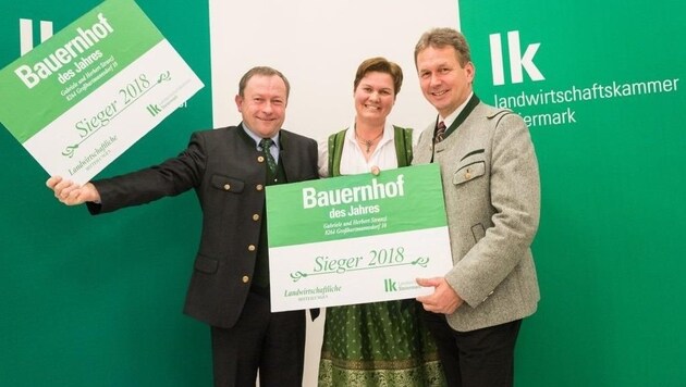 Herbert und Gabriele Stranzl mit Landwirtschaftskammer-Direktor Franz Titschenbacher (v. li.) (Bild: LK/Danner)