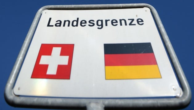 Illegal aus der Schweiz und Deutschland eingereiste Skitouristen wurden zurückgeschickt und angezeigt. (Bild: APA/dpa/Patrick Seeger)