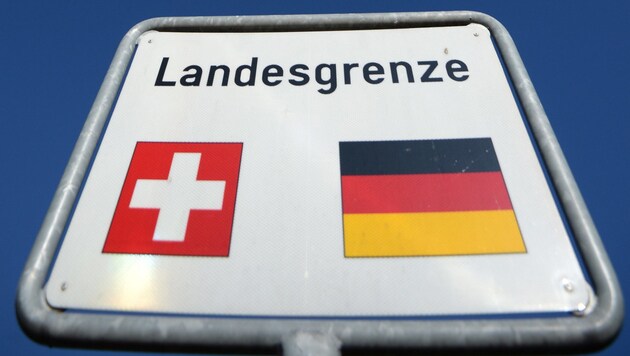 Illegal aus der Schweiz und Deutschland eingereiste Skitouristen wurden zurückgeschickt und angezeigt. (Bild: APA/dpa/Patrick Seeger)