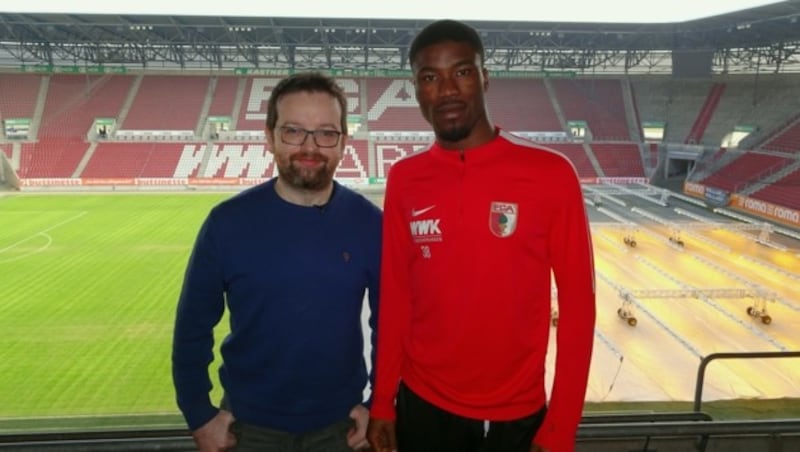 sportkrone-Redakteur Hannes Maierhofer mit Kevin Danso in der WWK-Arena (Bild: Hannes Maierhofer)