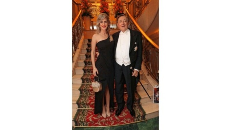 Richard Lugners Freundin Simona Weiss kam im schwarzen, geschlitzten Balmain-Kleid zum Opernball. (Bild: Starpix/ Alexander TUMA)