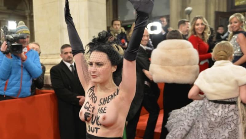 Eine Femen-Aktivistin protestierte gegen den Besuch des ukrainischen Staatspräsidenten Petro Poroschenko. (Bild: APA/HERBERT NEUBAUER)
