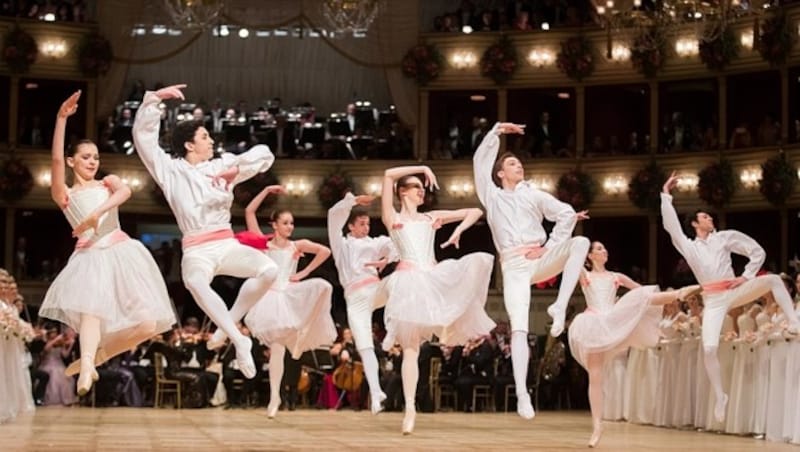 Das Staatsopernballett bei der Eröffnung des Opernballs 2018 (Bild: APA/GEORG HOCHMUTH)