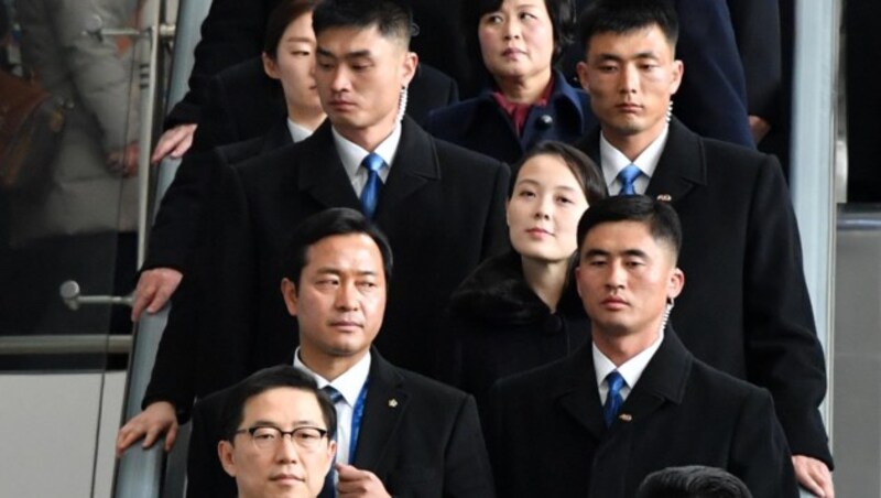 Zahlreiche Sicherheitsleute bewachen die Kim-Schwester (Bild: AFP)