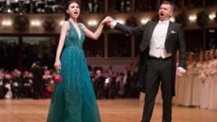 Tenor Pavol Breslik (r.) und Sopranistin Valentina Nafornita (l.) während der Eröffnung des Opernballes (Bild: APA/GEORG HOCHMUTH)