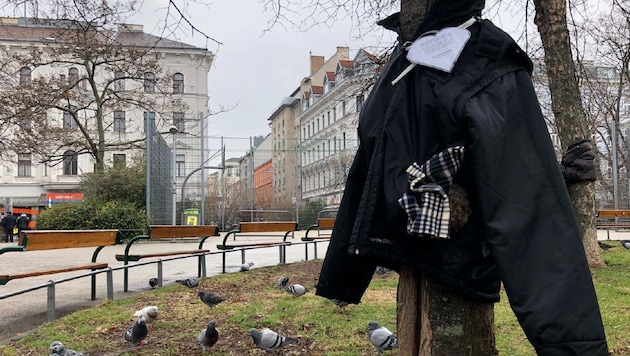 Kleidung für Obdachlose, ausgehängt mit lieben Worten, fand sich etwa in Graz, Wien, Salzburg und Tirol. (Bild: Vienna Winterchallenge, krone.at-Grafik)