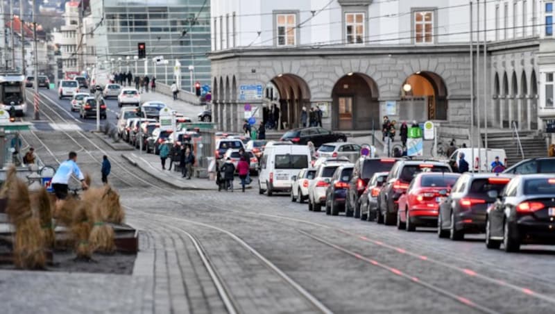 29.01.2018, Hauptplatz Linz, AUT, Verkehr, Stau, im Bild Verkehr, Stau, Autos, Hauptplatz (Bild: © Harald Dostal / 2018)