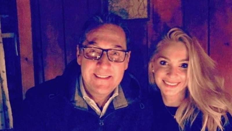 Bevor Heinz-Christian Strache mit Ehefrau Philippa auf einer Tiroler Hütte den Opernball im Fernsehen verfolgte, startete er via Facebook eine neue Aktion gegen die Burka. (Bild: FPÖ)