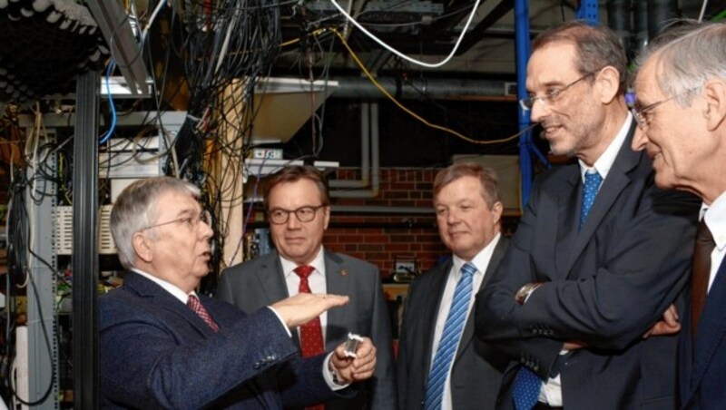 Experimentalphysiker Rainer Blatt, Landeshauptmann Günther Platter, Landesrat Bernhard Tilg, Ex-Wissenschafts- und Forschungsminister Heinz Faßmann und Rektor Tilmann Märk (v. li.) im Labor in Innsbruck. (Bild: FISCHER ANDREAS)