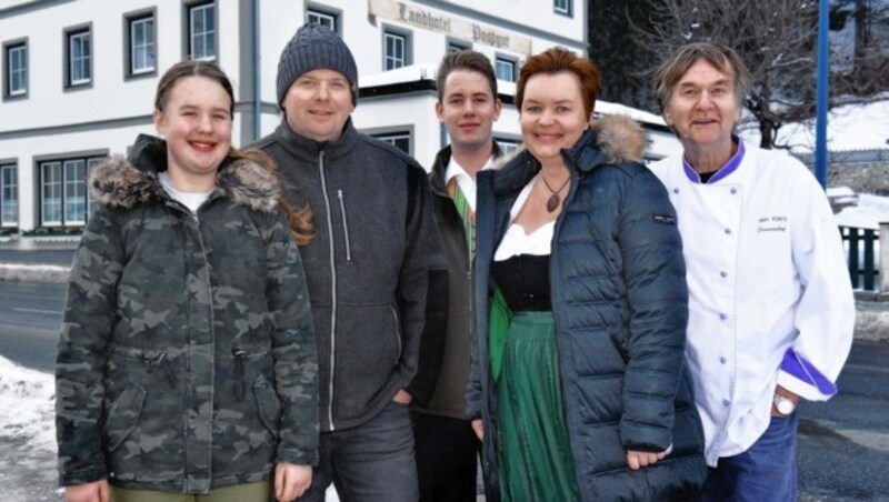 Christoph und Helga Klary mit Tochter Katharina, Sohn Michael und Seniorchef Willi. Eine tolerante Hoteliersfamilie! (Bild: Roland Holitzky)