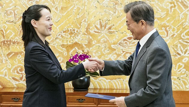 Kim Yo Jong übergibt Südkoreas Präsident Moon Jae In einen Brief ihres Bruders. (Bild: AP)