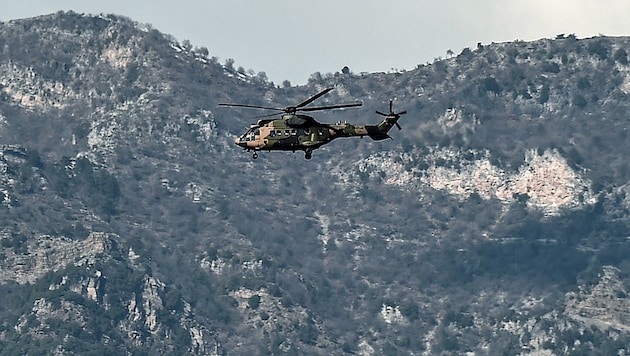 Ein türkischer Militärhubschrauber über der Region Afrin (Bild: AFP)