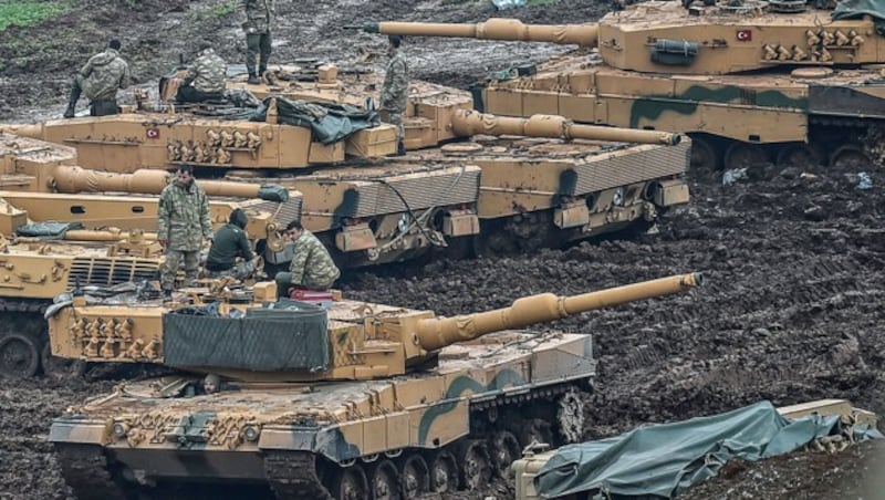 Türkische Leopard-Panzer an der syrischen Grenze (Bild: AFP)