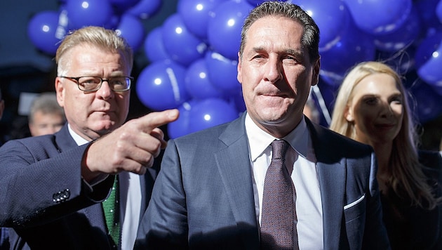 Heinz-Christian Strache mit seinem Sprecher Martin Glier (links) und seiner Frau Philippa auf dem Weg zu einem TV-Duell während des Wahlkampfs im Vorjahr (Bild: APA/GEORG HOCHMUTH)