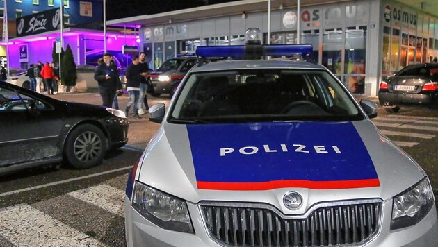 Schon wieder: Polizeieinsatz bei der Lokalmeile neben dem Outletcenter in Wals-Himmelreich. (Bild: MARKUS TSCHEPP)