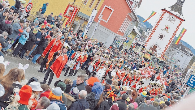 Unzählige Besucher stürmten in Timelkam den Umzug. (Bild: Wolfgang Spitzbart)