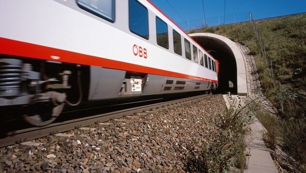 Ein Personenzug der ÖBB kam zum Stillstand (Symbolbild). (Bild: ÖBB/Deopito)
