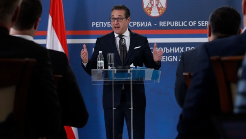 Heinz-Christian Strache in Belgrad (Bild: AP)