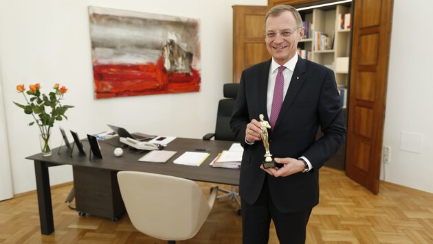 LH Thomas Stelzer (ÖVP) in seinem Büro im Linzer Landhaus. (Bild: Reinhard Holl)