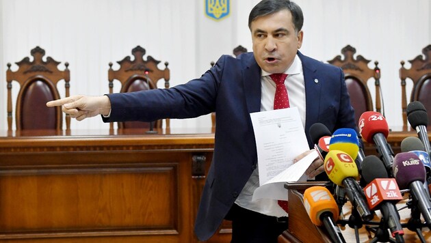 Ein erzürnter Saakaschwili Mitte Jänner vor einem ukrainischen Gericht (Bild: APA/AFP/Sergei SUPINSKY)